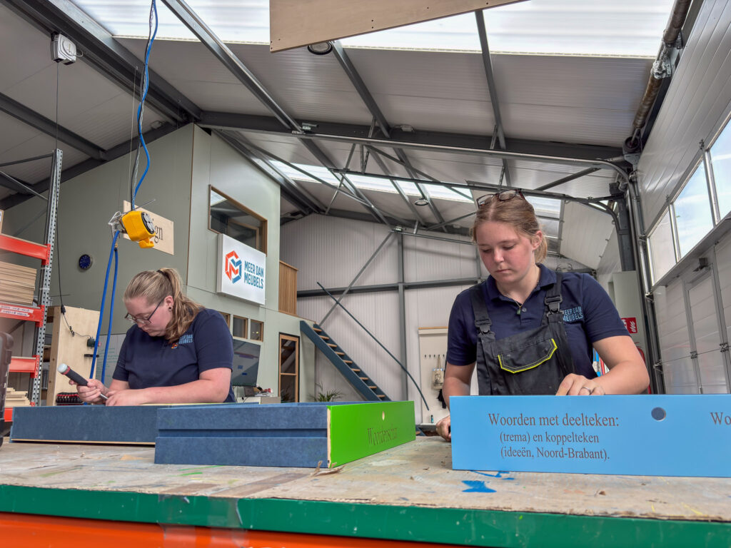 rekenkast die in werkplaats wordt gemaakt